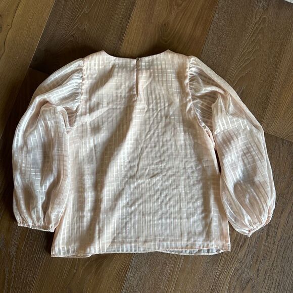 VINCE CAMUTO Tonal Satin Check Top In Apricot - Picture 7 of 7